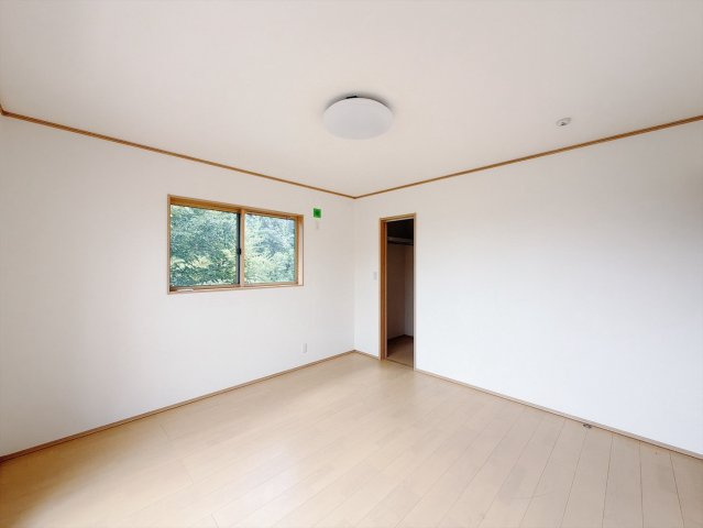 ■洋室｜ダブルベッドを置いても充分な広さを2Ｆのお部屋に設けております。お子様と家族みんなで寝るのも夢じゃありません♪窓からは光が差し込むので日中でも明るいお部屋です。