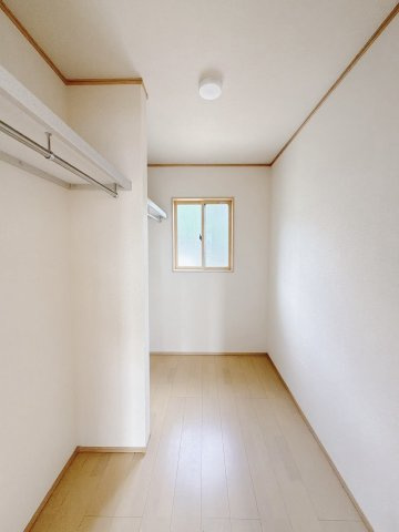 ■WIC｜お洋服はもちろん、使う頻度の少ない家具や小物・場所を取りがちな旅行用のスーツケースなどもしまえます。また、厚手のコートをしまっても充分な広さを堪能できるプランです♪