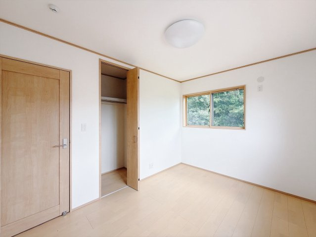 ■洋室｜各居室にたっぷりと収納スペースを設置。ホワイト色のクロスとナチュラルなフローリングが落ち着く雰囲気を演出する居室です♪