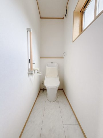 ■トイレ｜自然光が入る落ち着いた空間で1階と2階にトイレがございます♪ついつい長居してしまいますね♪