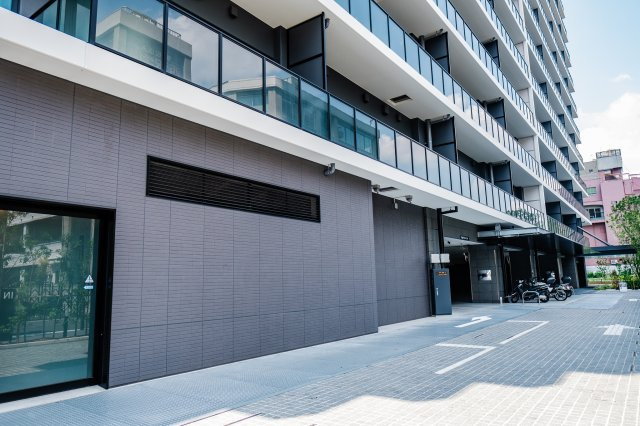 【敷地内駐車場】きちんと整備されたきれいな駐車場入り口です！十分な広さがあり、車の出し入れも簡単！
