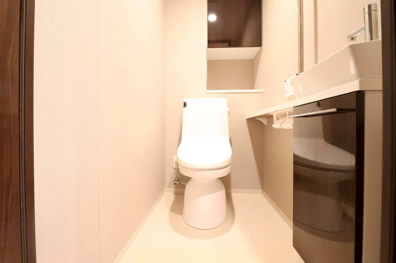 【トイレ】デザインと機能性を兼ね備えた手洗いカウンター付き！