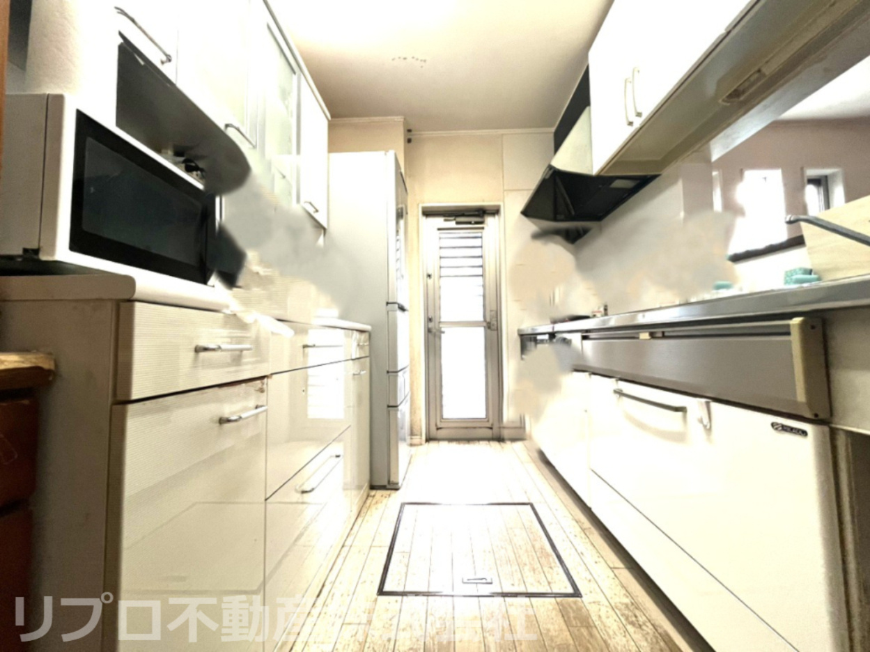 便利な勝手口のあるキッチンです！　※CG加工により残置物を撤去したイメージ画像です。　　