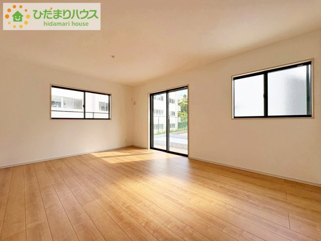 南側にお庭があり、明るく開放感のあるリビング。　昼間は、電気いらずでエコ+節約にもなります。