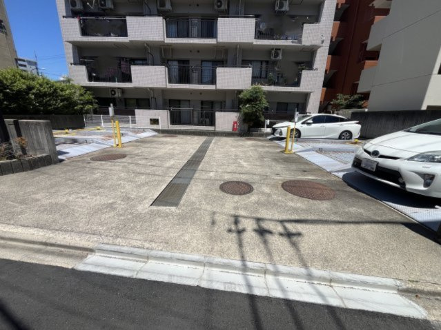 マンション南側の敷地内駐車場です