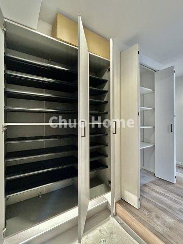 【玄関】玄関には大型のシューズクローゼットを設置しておりますのでいつでもスッキリりとした空間を保てます。玄関周りを清潔に使うのはとても大事なことですよね。