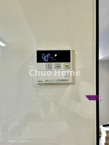 【給湯リモコン】外での一日を忘れさせてくれるオートバス機能でお好みの湯量・温度に調整された浴槽。