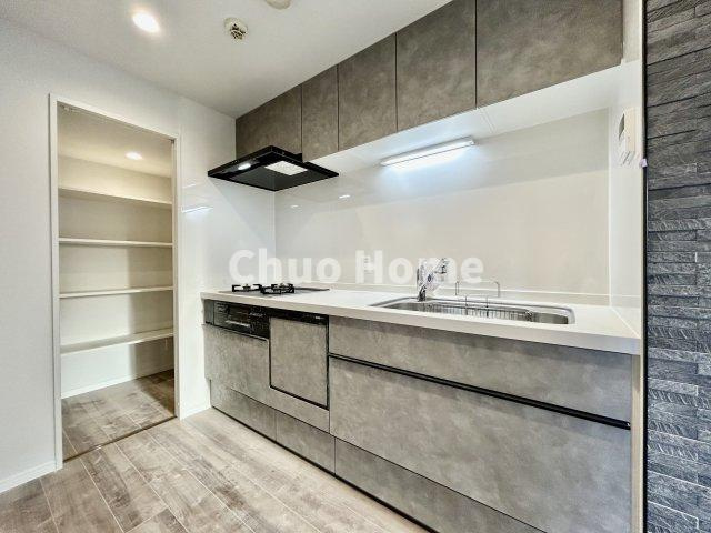 ワイドで収納豊富なシステムキッチンの左サイドには大容量パントリー