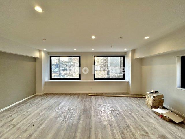 【リビングダイニング】一日の中で多くの時間を過すことになるリビングダイニングだからこそ、いつも穏やかな空間であることが必然。爽やかな通風と採光を存分に感じる事が出来る空間です。