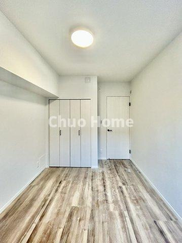 【寝室】心と体をゆったりと安らげる主寝室。寝室のゆとりが大きい分だけ、暮らしの安らぎは深まります。一日の疲れを癒すだけでなく、ご夫婦の親密な語らいを紡ぎ出します