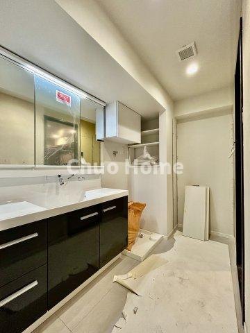 【洗面所】明るい洗面所は朝をすっきりさせてくれる空間です。バタバタしている忙しい朝でも収納が多い洗面台では短い時間で効率良く支度ができます。