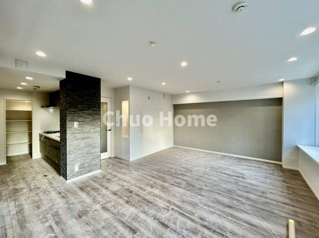 【居間・リビング】「ＬＤＫは家族団らんをデザイン」広いＬＤＫでは家族が集まり一緒の時間を過ごせる工夫がされております。何気ない一日の当たり前のひとコマがいつか一生の宝物になります