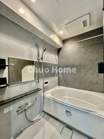 【バスルーム】暖房換気乾燥機付きシステムバスルーム。暖房・冷風・換気・乾燥など、毎日を快適に過ごせるうれしい機能が揃っています。雨の日の洗濯物も安心です。