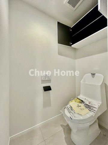 【トイレ】　収納スペースをしっかりと確保した温水洗浄便座機能付きトイレ。温水洗浄便座は清潔にお使いいただくための大切なアイテムです。