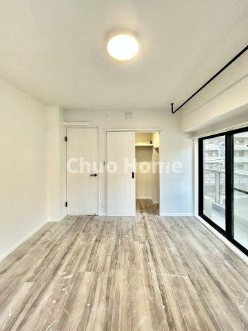 【洋室】快適に過ごす条件は、一人ひとり違います。だからこそ飾り過ぎないシンプルな内装と偏り過ぎないデザインで統一しております。居住していく中でオーナー様だけの【マイホーム】に創り上げて下さい