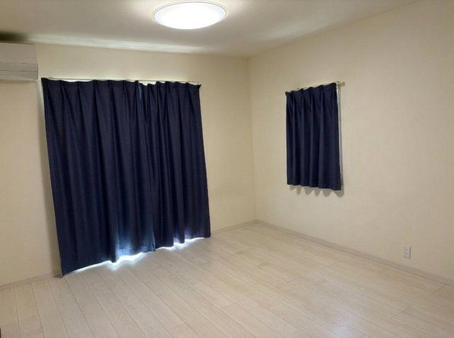二面採光で自然光がしっかり入り、室内は一日を通して明るく快適。エアコン付きで入居後すぐに快適な生活が始められます。