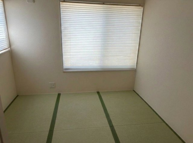 客間やリラックススペースとして使える畳敷きの和室です。