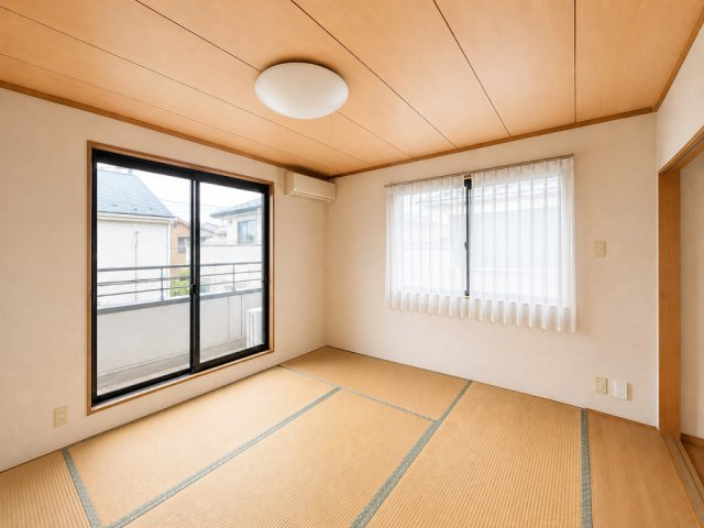◆二面採光で、陽差しを長時間受ける事が出来る暖かい室内です。もちろんペアガラスなので、遮音性にも優れ、結露も発生しにくい構造。サッシ周りのカビが発生しにくくなります。　※画像は加工しております。