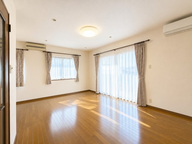 ◆リビングは一日中太陽の光が射し込みます。家族が集まる空間は、自然と笑顔が溢れます！　※画像は加工しております。