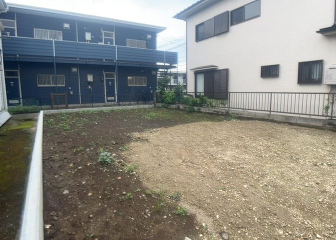 土地の面積＝住宅面積ではありません。建ぺい率の問題などで、土地のある場所によって住宅を建てられる面積は限られています。高さもしかり、「土地」という言葉の中には、建築条件も含まれると考えておきましょう。