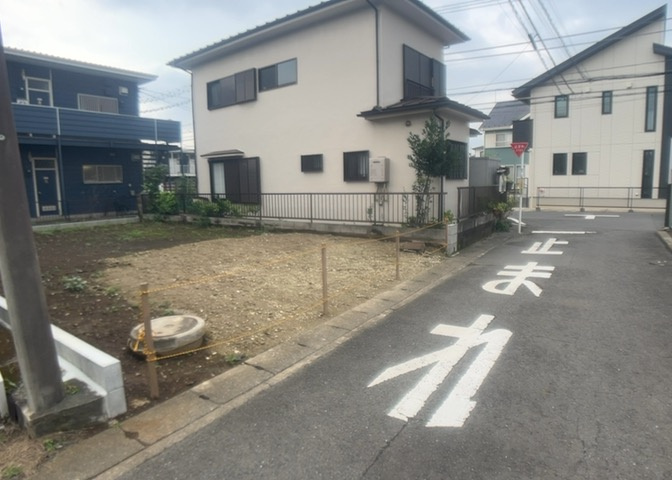 家を建てる場合、方位は要チェックです。現実的に日当たりのよい家ならばリビングは南側、建築基準法でも北側に当たる家への配慮は求められています。土地を見学に行く際は、方位磁針を持って行くようにしましょう。
