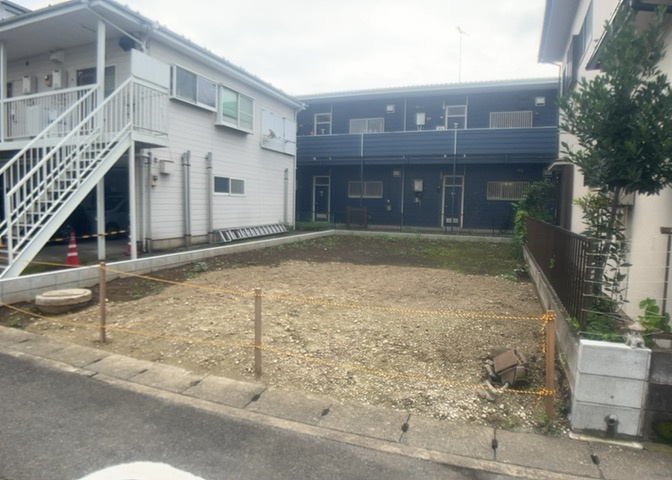 土地の前の道路に消火栓が設置されていることがあります。この場合、道路交通法第45条第1項により、駐車禁止の場所が指定されています。そのため、車庫などの駐車スペースをつくることができない場合があります。
