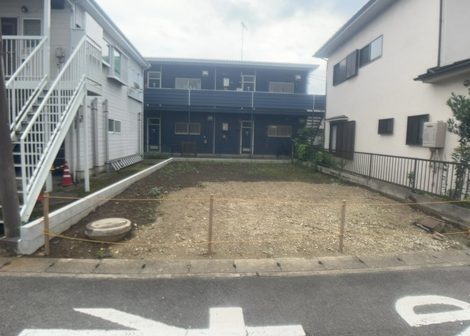 現地に行くなら、物件の周囲の地形がどうなっているかを見ることも大切です。周辺より低くなっている土地では、大雨などで水が集まりやすいため、地盤が弱くなっているということも考えられるため、注意が必要です。