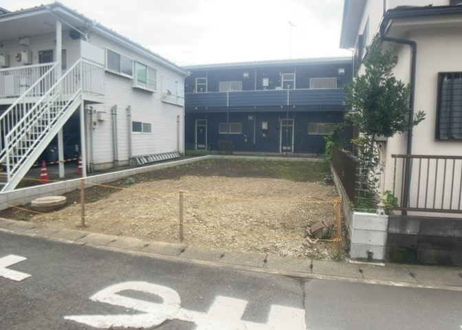 土地購入を検討されている場合、境界杭がない状態で購入してしまうと境界確定測量をする必要があり、費用がかかります。購入の前に、売主、隣土地所有者立ち合いのもと境界を確定し境界杭を設置するのがベストです。