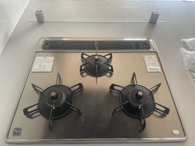 3口ガスコンロを備えた使い勝手の良いキッチン。複数の料理を同時に進めることができ、調理効率が向上します。グリルも搭載されており、焼き魚などの調理にも便利。フラットなトッププレートでお掃除もしやすい。