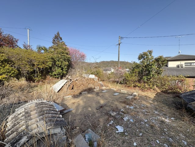 約187坪（619.01？）のゆとりある敷地。奥行きのある形状で建物配置の自由度が高く、平屋や二世帯住宅、事務所兼住宅など幅広いプランに対応可能。敷地を活かしたゆとりある建築計画をご検討いただけます。