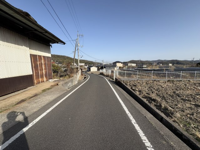 南側公道、幅員約4.5ｍの前面道路。車同士のすれ違いも比較的スムーズに行える広さがあり、日々の車の出入りも安心です。周辺は交通量が少なく、落ち着いた住環境。開放感のある道路状況が魅力です。