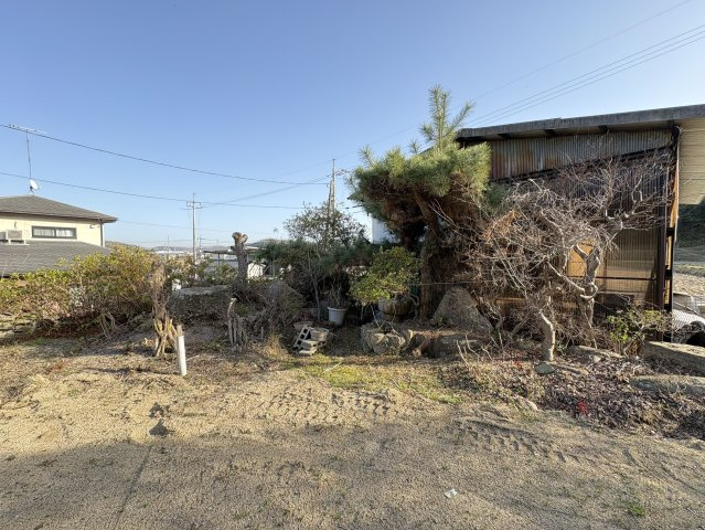 周囲は戸建住宅や田畑が広がるのどかな住環境。高い建物が少なく空が広く感じられる開放的な立地。自然を身近に感じながらゆったりとした時間が流れるエリア。静かな環境で落ち着いた暮らしを望む方におすすめです。