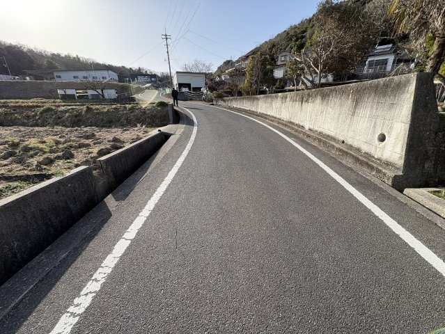 前面道路は平坦で高低差が少なく日々の車の出入りや歩行もスムーズに行えます。幅員約4.5ｍあり、見通しも良好。坂道の少ない環境は、将来的にも安心して暮らせるポイントです。落ち着いた毎日を過ごせます。