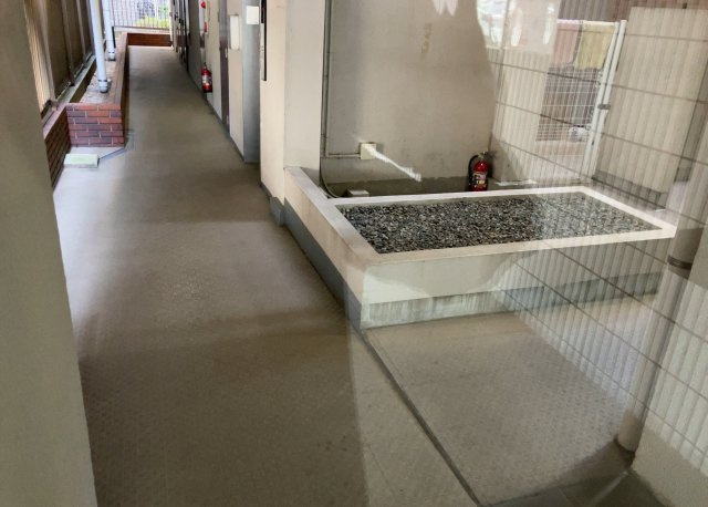 ラウンジは、マンションの共用スペースに椅子やテーブルなどを配置した利用者が寛げる空間です。屋内型ラウンジと屋外型ラウンジがあります。共用部分の管理状況と合わせて、詳細については現地でご確認ください。