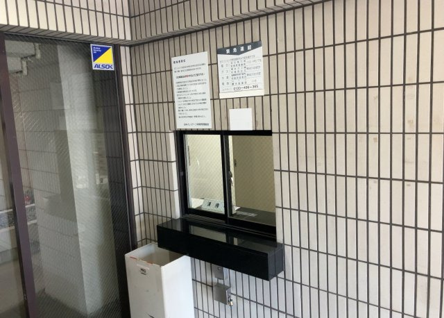 受付はマンションコンシェルジュがいる場合もあれば、管理人が滞在する小部屋を総称して呼ぶことがあります。主にエントランスに設置されていることから、防犯面でも期待ができます。防犯設備がない場合はより安心！