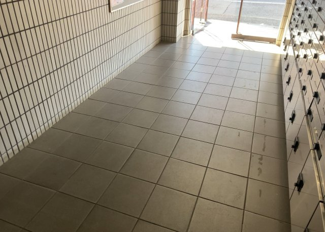ロビーというと、エントランスと何がちがうの？と思いますよね。実はロビーとエントランスには明確な決まりはありません。物件によっては、エントランスを入って広がるある程度の広さのある空間がロビーとなります。