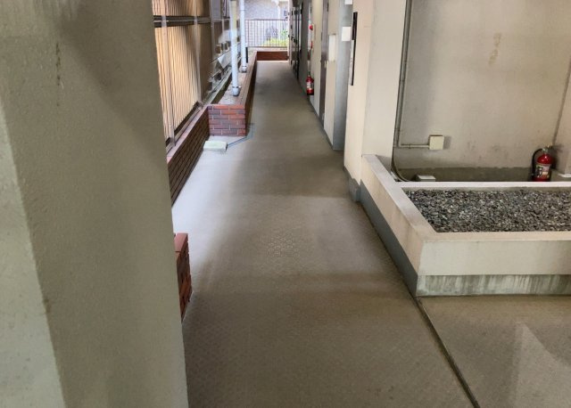 共用部分は、一棟の建物に住む区分所有者全員が共同で所有するとし、共用部分の管理、補修などは、区分所有者で形成される管理組合が行います。個人の判断で勝手に変更することはできませんので覚えておきましょう。