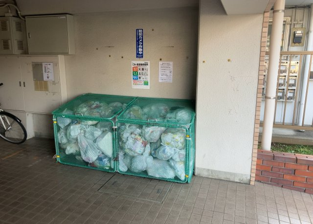 共有部分は、住民なら誰もが使える設備のこと。例えば駐車場やエレベーター、インターネット設備、セキュリティ設備などがあります。他にも、マンションの廊下・外部階段やエントランス・ゴミ置き場などがあります。