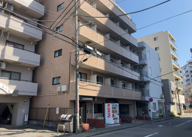ＲＣ造、Reinforced　Concreteは直訳すると補強されたコンクリートです。主に柱や梁・床・壁が鉄筋とコンクリートで構成おり、鉄筋を組んだ型枠にコンクリートを流し込んで固めたものを指します。
