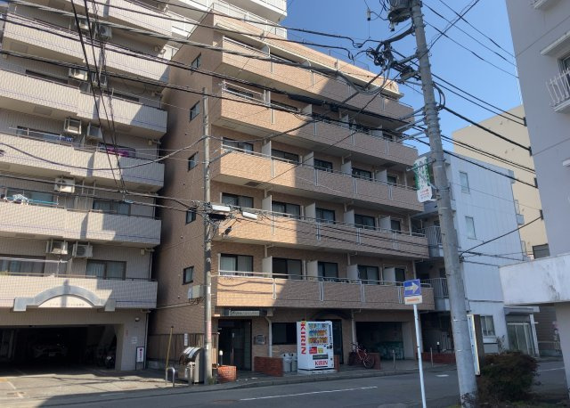 ＳＲＣ造は強度や耐震性の面でもRC造と比べて優れています。そのため、10階建以上の高層または超高層マンションなどの建築にも多く採用されています。柱や梁などのサイズが小さくても高い耐震性を確保できます。