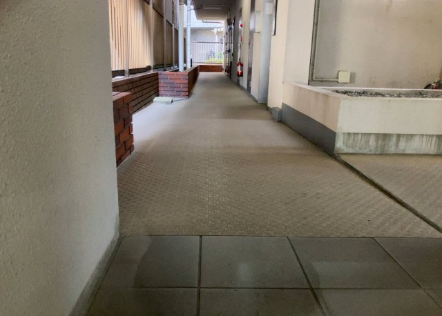 共有部分は、住民なら誰もが使える設備のこと。例えば駐車場やエレベーター、インターネット設備、セキュリティ設備などがあります。他にも、マンションの廊下・外部階段やエントランス・ゴミ置き場などがあります。