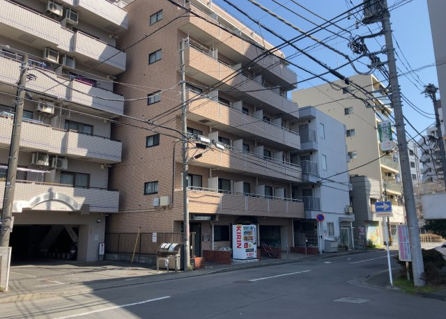 外観はマンション管理がされているかの目安になります。築年数が古いと、壁面は劣化してひび割れが生じることも！建物が古びていても細かいところが修繕されていると、きちんと管理されているなぁと感じるでしょう。