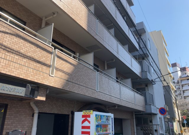 一般的なバルコニーは、奥行1.5ｍ程ですが、ワイルドバルコニーは2ｍまで広がっています。そのため洗濯物の間隔をあけ干すことができ、乾きやすいというメリットや、ガーデニングが楽しめる等の特徴があります。