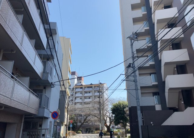 眺望の良さを楽しめるダイニングキッチンで家族団らんの時間を過ごしてはいかがでしょうか。バルコニーから見える景色を家族で眺める時間は、時間が経つのを忘れてしまいそうですね。是非、現地を見に行きましょう！