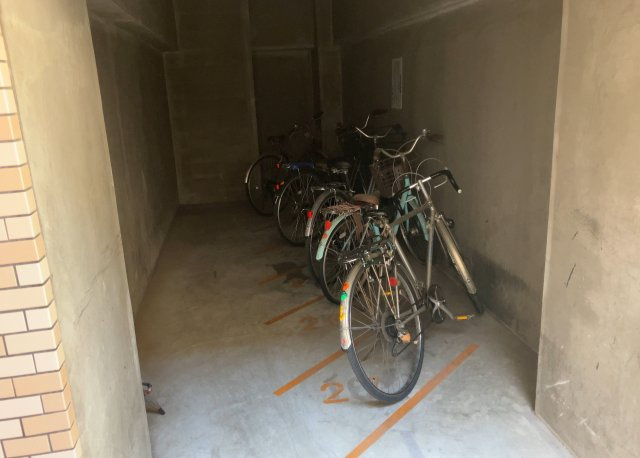 マンションの駐輪場は、事前に空きがあるか確認を取ると安心です。せっかく入居したのに駐輪スペースがない！なんてことになったら大変ですよね。そこで、内見時や購入前にはまず事前に確認しておくと良いでしょう。