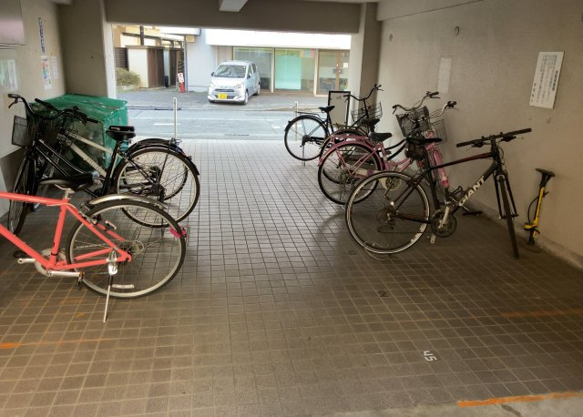 車一台あたりに必要なスペースは、標準サイズの普通自動車で横幅2m50cm、長さ5mは必要になります。ただし、乗降のことも考慮して横幅3m30cm、長さ5m50cmほどは確保できるところを選びましょう。