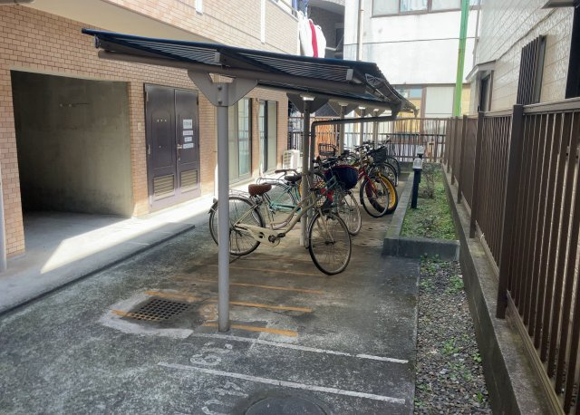 駐車場と明記されていても、最小スペースでつくられた駐車場だと大型車は駐車できなかったり、出入りしにくくなったりする可能性があります。お車のサイズと購入したい物件の駐車場のサイズを現地で確認しましょう。