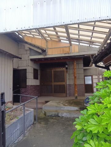 階段上がれば屋根付きの庭がお出迎え！