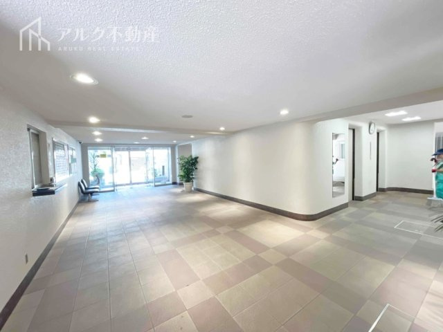 明るく開放的なエントランスロビー