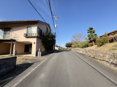車の出し入れもスム－ズな間口です。